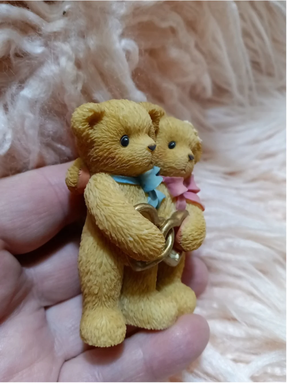 Cherished Teddies, Female & Male Bear Holding Golden Heart 1999 Pink Bow Daisy